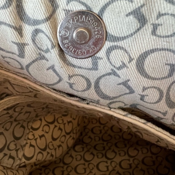 GUESS OVERSIZED TOTE - Picture 8 of 12